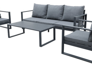 4-elementowy, minimalistyczny zestaw mebli ogrodowych, w skład którego wchodzi sofa, dwa fotele i stolik kawowy z eleganckim aluminiowym blatem.